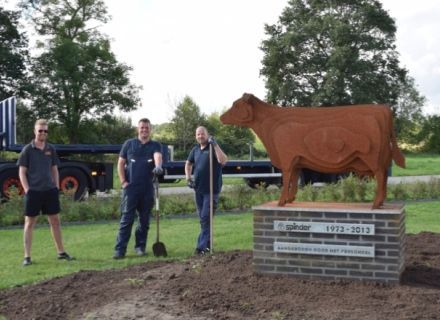  Die Spinder-Kuh ist an ihrem neuen Platz in Drachten angekommen